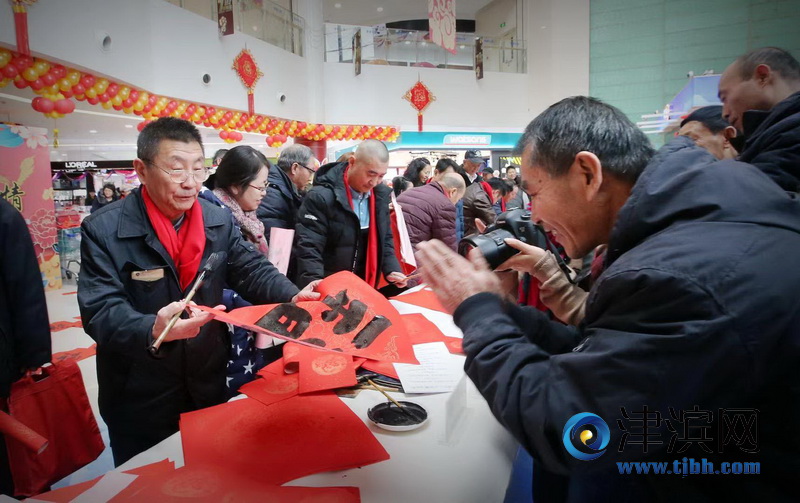 1月20日，中国石油驻津企业书法协会“我的中国梦 我的石油情”送春联活动最后一场在大港油田机关如期举行，20位书法家挥毫泼墨如行云流水，落笔如云烟，现场为大家书写福字和春联。至此，中国石油驻津企业书法协会“我的中国梦 我的石油情”送春联活动圆满收官。