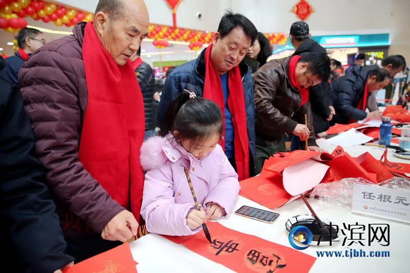 1月20日，中国石油驻津企业书法协会“我的中国梦 我的石油情”送春联活动最后一场在大港油田机关如期举行，20位书法家挥毫泼墨如行云流水，落笔如云烟，现场为大家书写福字和春联。至此，中国石油驻津企业书法协会“我的中国梦 我的石油情”送春联活动圆满收官。