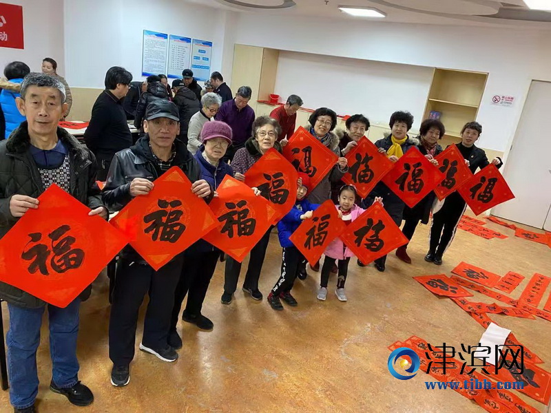 日前，杭州道毓园社区举行“迎新春送福”活动，社区书画家们现场泼墨挥毫，通过写春联、写“福”字的方式，送出2020年的新春祝福。