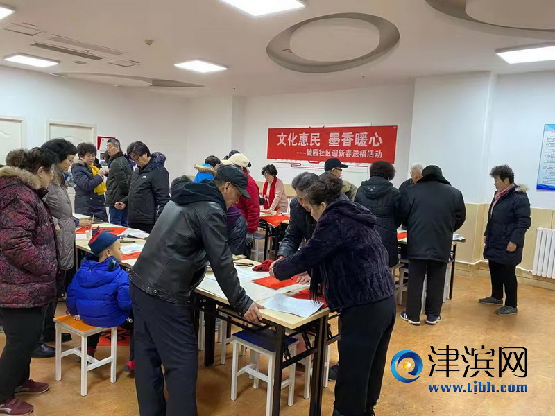 日前，杭州道毓园社区举行“迎新春送福”活动，社区书画家们现场泼墨挥毫，通过写春联、写“福”字的方式，送出2020年的新春祝福。