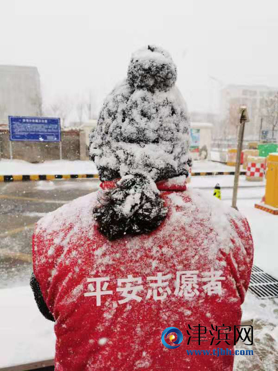 探寻幕后故事她在风雪中坚守的背影刷热朋友圈