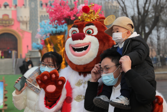 春节活动期间，方特欧洲街变身“熊星小镇”，备受小朋友们喜爱的“熊大”“熊二”也携手福禄寿三星，为游客送出新春祝福。