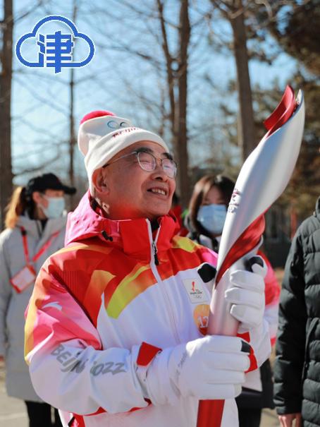 在寒风呼啸的北京,张伯礼身着印有奥运五环的运动服,高举冬奥火炬,面