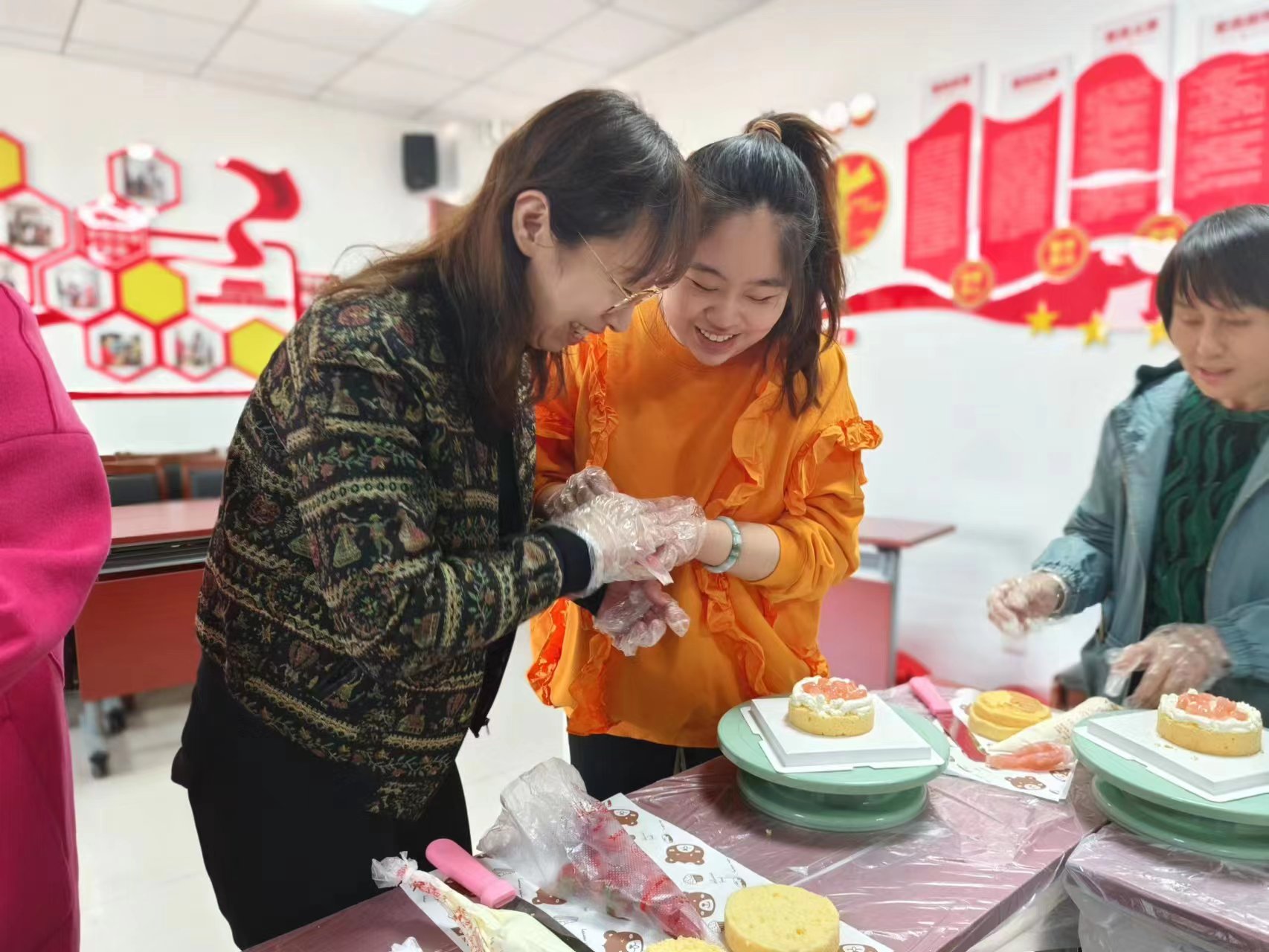 海滨街道创新社区开展“三八”妇女节蛋糕制作活动