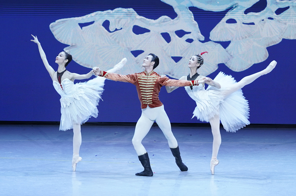 2024年1月27日晚，在阿联酋首都阿布扎比酋长国皇宫剧院，中国中央芭蕾舞团演员们在演出中国贺岁芭蕾舞剧《过年》。