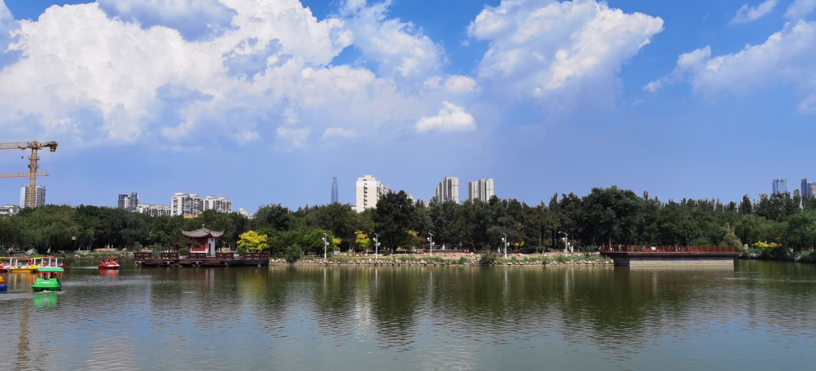 津滨海讯（记者 戈荣喜 摄影报道）6月15日，持续雷阵雨过后，滨海新区迎来晴好天气，处处风光绮丽，滨海新区核心区的河滨公园在蓝天白云映衬下更为秀美。