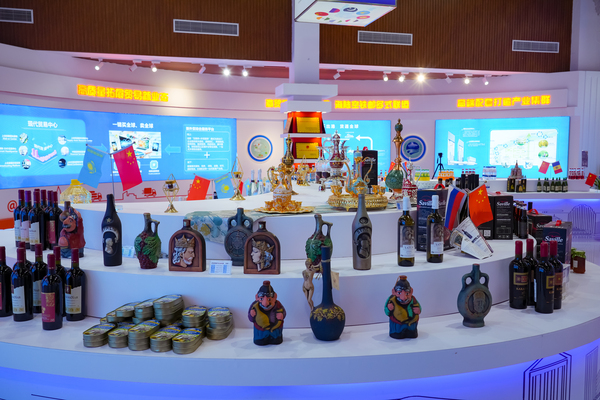 2022年10月19日，青岛，上合示范区展出的上合国家特色商品。