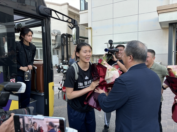 全国锦标赛三连冠 天津女排载誉回津_fororder_1